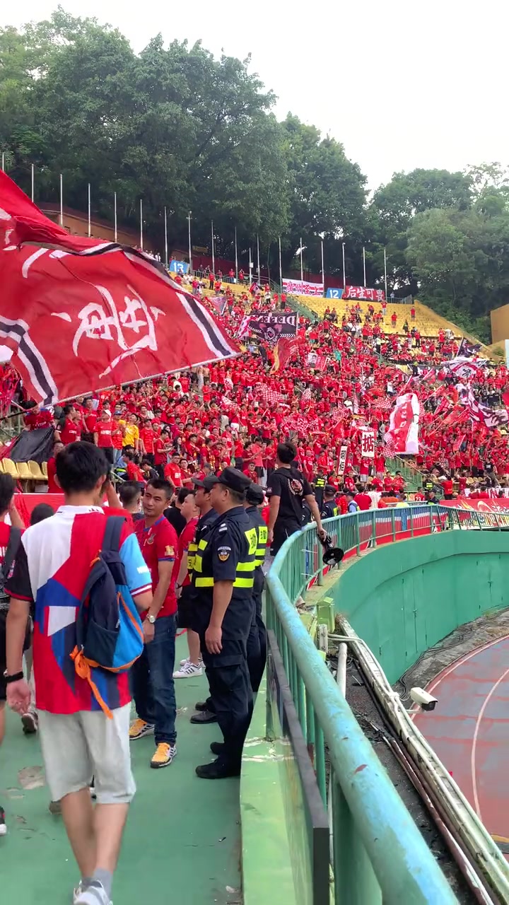 B体育体育投注-广州队在场上展现出无畏的奋斗精神，为胜利拼尽全力的简单介绍