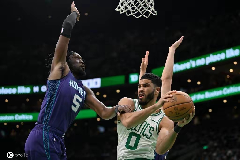 黄蜂队外援表现抢眼，联袂带队前行