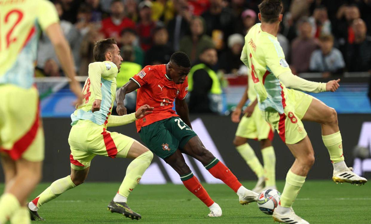 B体育体育竞技-关键一战！欧洲足球比赛带来纷争猛烈的简单介绍