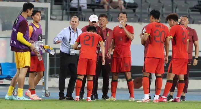 B体育体育网址-昨晚的比赛中，球员们奋力拼搏，为荣誉而战