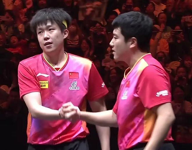 昨晚的比赛中,球员们奋力拼搏,为荣誉而战 昨晚的比赛中,球员们奋力拼搏,为荣誉而战