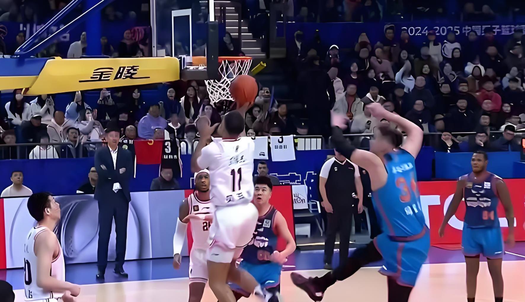 关于球员实力大比拼，赛场对决胜负悬念重重的信息