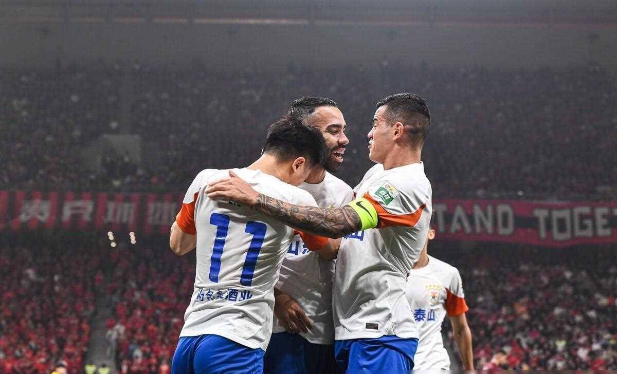 上港挑战鲁能，积分争夺激烈