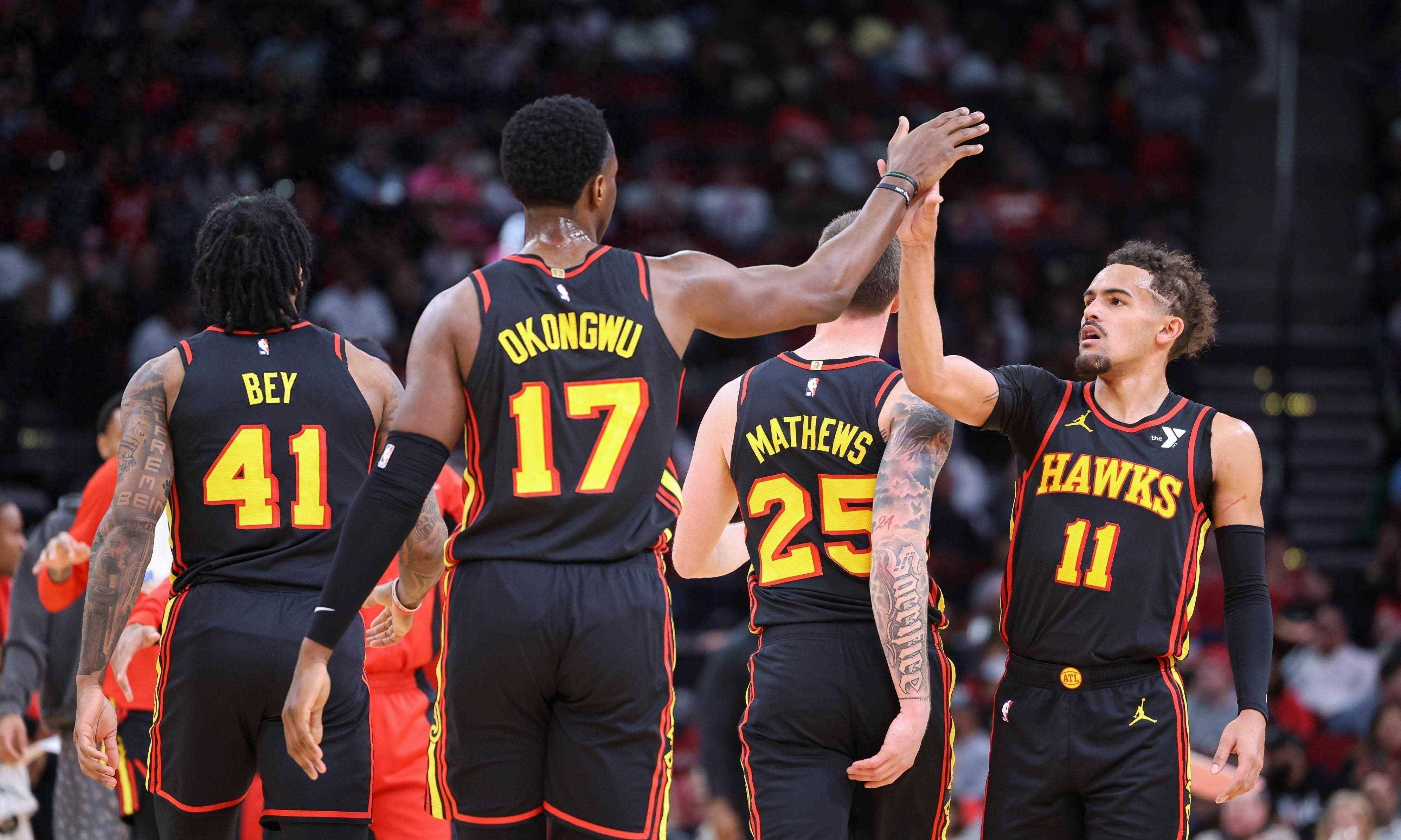 老鹰主场击败步行者，登顶东部