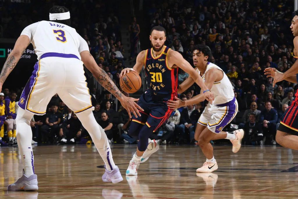 勇士大胜湖人，库里砍下30分