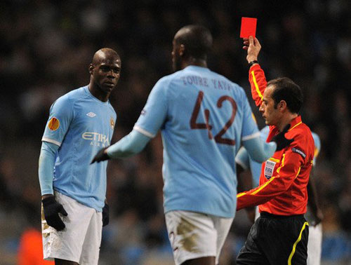 欧联杯比赛中发生红牌事件，双方激烈抗议的简单介绍